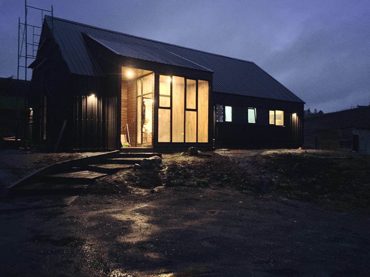 Casa Zabala Cassanello iluminada en la noche